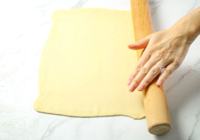 パイ生地を伸ばす