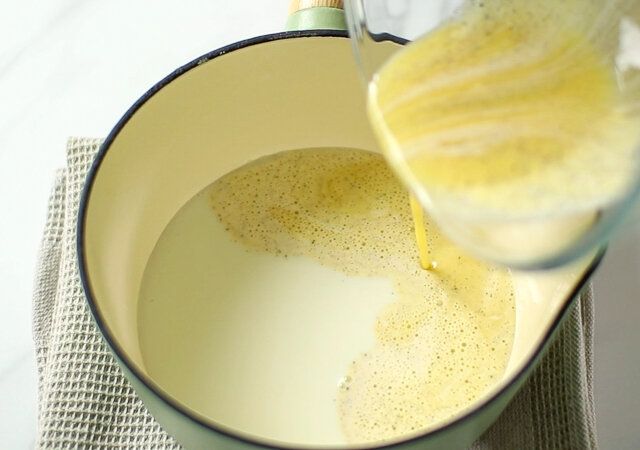 カスタードクリームの材料を鍋にかける
