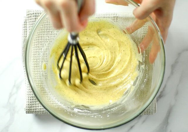 材料をホイッパーで混ぜる