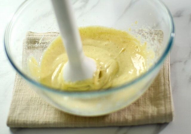 カスタードクリームをハンドブレンダーで柔らかくする