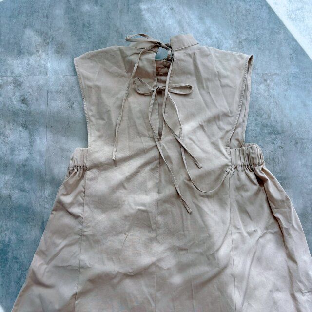 ZARAミディボリュームワンピースの背面