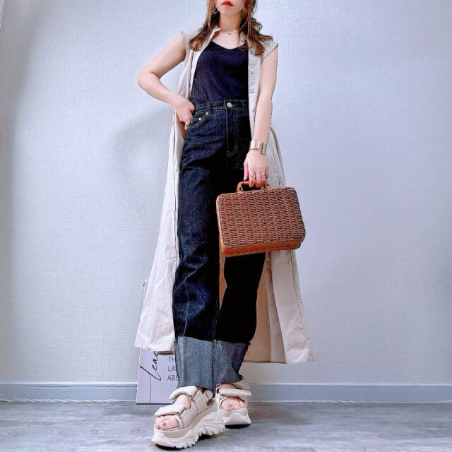 ZARAミディボリュームワンピースのジレ風着こなし