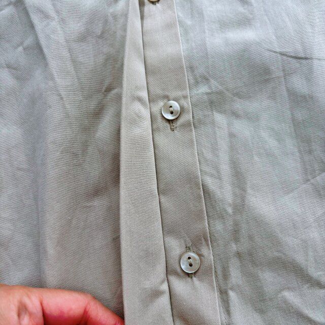 ZARAミディボリュームワンピースのコンシールボタン部分