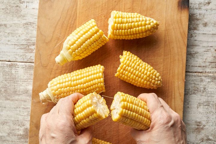 じゃがいもととうもろこしをカットする