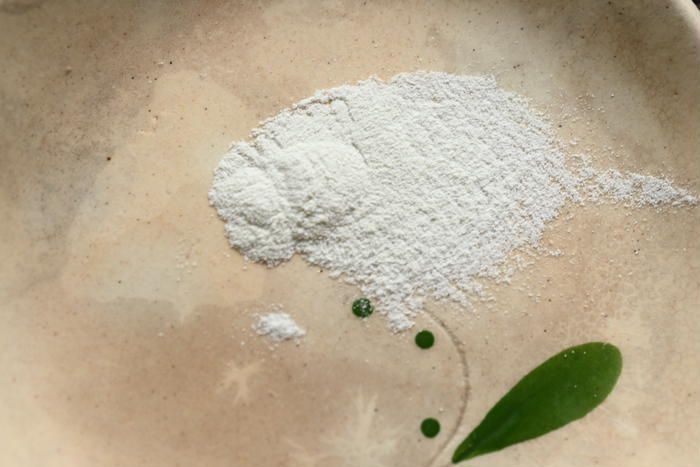 皿の上におかれたカインズのふるだけボトルクリーナーの粉