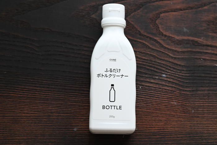 板の上に置かれたカインズのふるだけボトルクリーナー