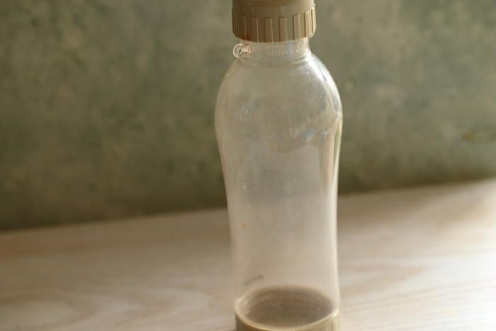 プラスチック製のボトルが置いてある様子