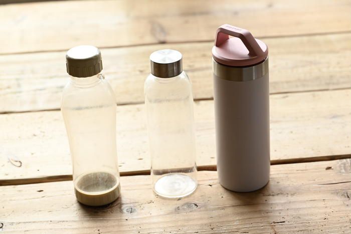 プラスチック製、ガラス製、ステンレス製のボトルが置いてある様子