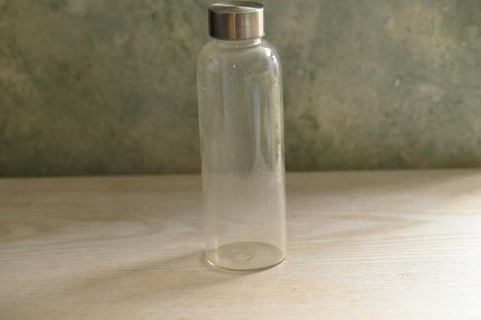 洗浄前のガラス製のボトル