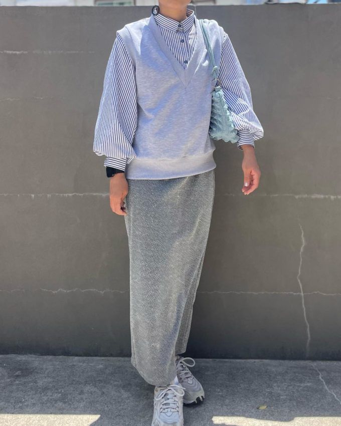 裏毛Vネックノースリーブベスト×しまむらのシルバーの「ラメスムースナロースカート」