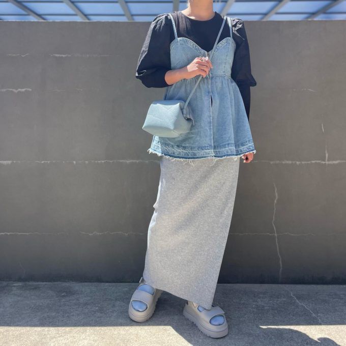 パワショルトップス×しまむらのシルバーの「ラメスムースナロースカート」