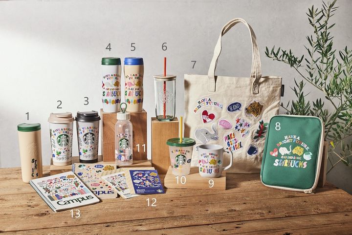 1.「リサイクルPPタンブラーベージュ」473ml 2200円、2.「リサイクルステンレスToGoロゴタンブラーホワイト」473ml 4900円、3.「リサイクルステンレスToGoロゴタンブラーグレー」473ml 4900円、4.「カーヴドリサイクルステンレスボトルホワイト」355ml 4700円、5.「カーヴドリサイクルステンレスボトルベージュ」355ml 4700円、6.「リサイクルガラスタンブラー」473ml 2500円、7.「リサイクルコットントートバッグ」3600円、8.「リサイクルポリエステルステーショナリーポーチ」2600円、9.「リサイクルセラミックマググレー」355ml 2500円、10.「バイオベースPPリユーザブルコールドカップ」473ml 800円、11.「バイオベースPPストラップリッドボトル」473ml 2300円、12.「ミルクパックリサイクルビバレッジカードホワイト / ブルー」各850円、13.「スターバックスキャンパスリングノートホワイトグリーン / ベージュブルー」各650円