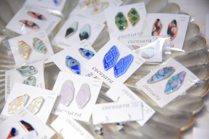 サイズもカラーもさまざまなピアス