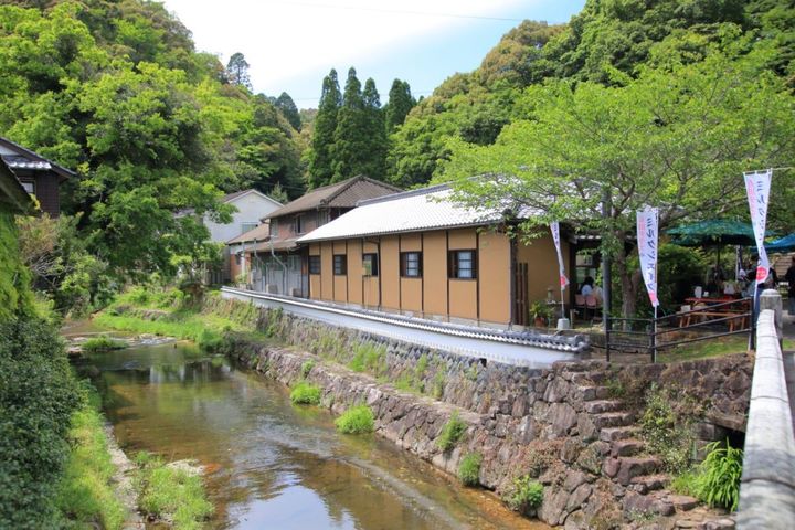 臨時店「有田テラス リバーサイド店」は有田川のほとりに