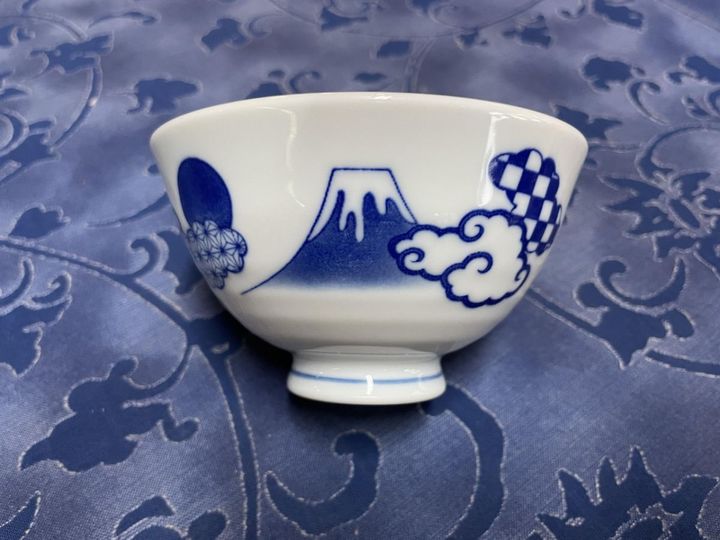 椀の中の底に今年は龍の絵が