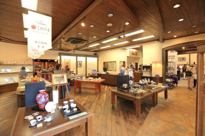 ゆったりとした本店の店内