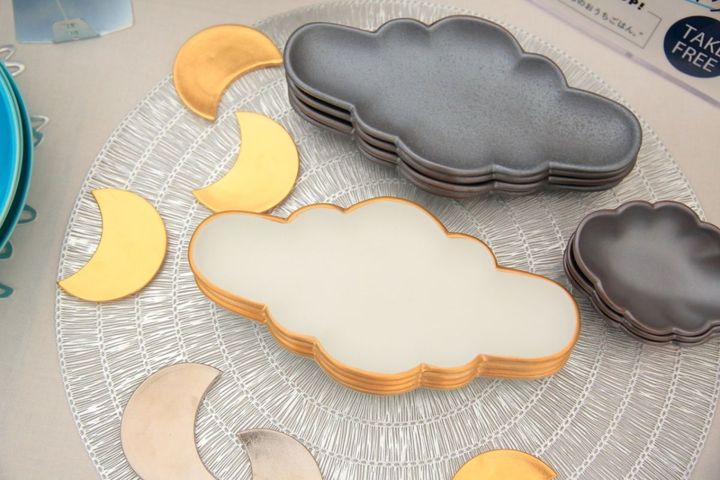 雲のような「菊菱突出」の皿は若い世代に大人気