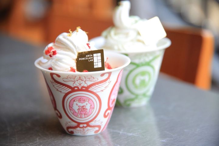 クランブルやスポンジ、ホイップクリームなどが何層にも積み重なっている