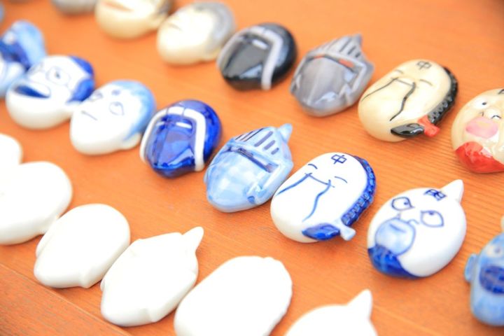店オリジナルのキン肉マン箸置きは定価販売。赤絵･各1650円、染付・各1320円、白磁･各800円