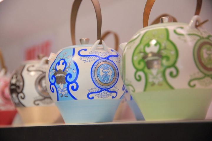 伝統を踏襲しながらもエキゾチックな味わいを見せる器の数々