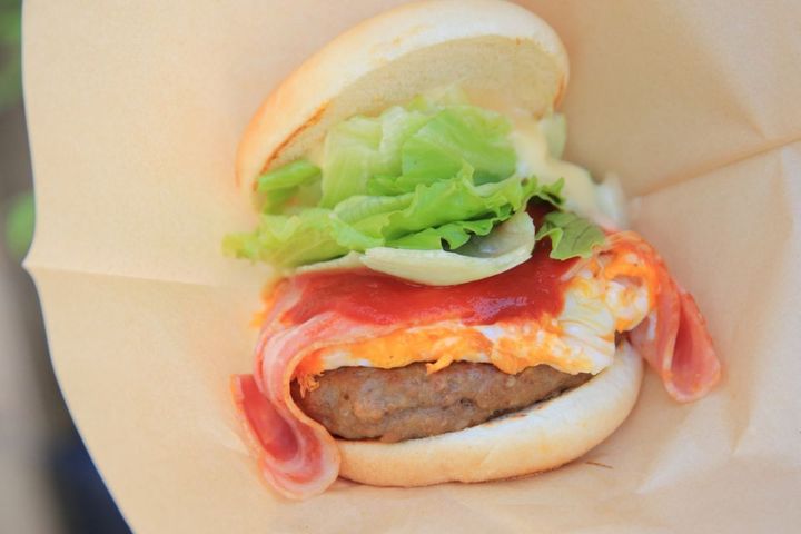 目の前で焼き上げる「佐世保バーガー」700円は食べ応え十分！