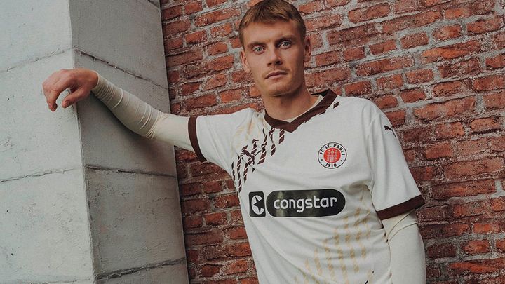 1部“復帰”のザンクト・パウリ、新アウェイユニフォームを発表！「90年代PUMAユニ」が現代的に甦る