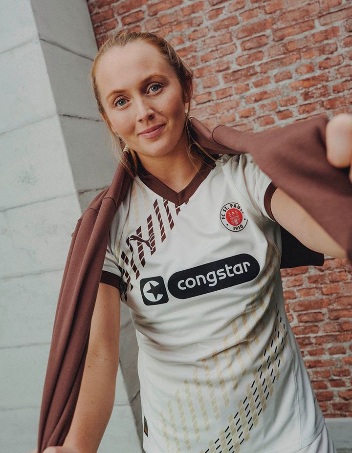 1部“復帰”のザンクト・パウリ、新アウェイユニフォームを発表！「90年代PUMAユニ」が現代的に甦る