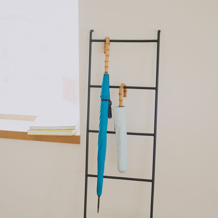 晴雨兼用の長傘も短い日傘も、心が晴れやかになるブルーを選びたくなる６月。【マイスタンダードブック】