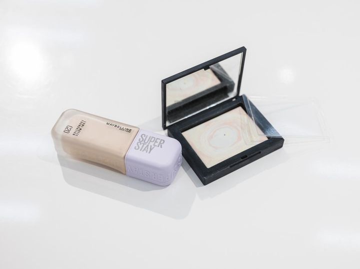 画像: 左から「メイベリン SPステイルミマット リキッドファンデーション C20」、「ナーズ ライトリフレティング プリスマティックパウダー」／ともに本人私物 出典：ftn