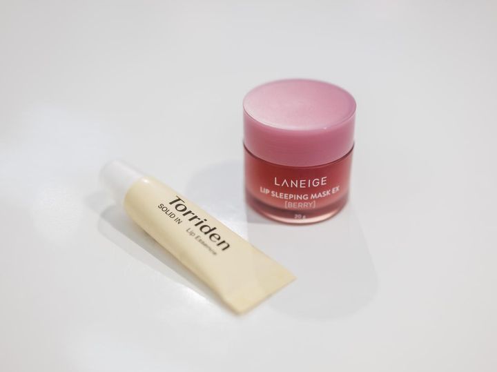 画像: 左から「トリデン ソリッドイン リップエッセンス」、「ラネージュ リップスリーピングマスク」／ともに本人私物 出典：ftn