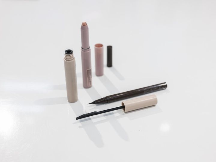 画像: 手前から「ウォンジョンヨ ヌードアイラッシュ 03シアーグレー」、「ウォンジョンヨ ドローイングライナー 02ブラウン」、「ウォンジョンヨ メタルシャワーペンシル 02 サンドムーン」／すべて本人私物 出典：ftn