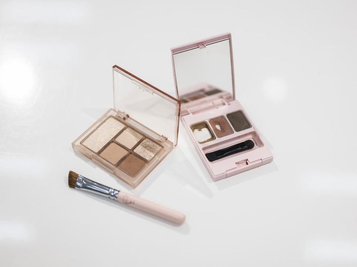 画像: 左から「ヒンス オールラウンドアイパレット 01セプテンバー」、「フーミー アイブロウブラシ 熊野筆」、「フーミー アイブロウパウダー Nブライトブラウン」／すべて本人私物 出典：ftn