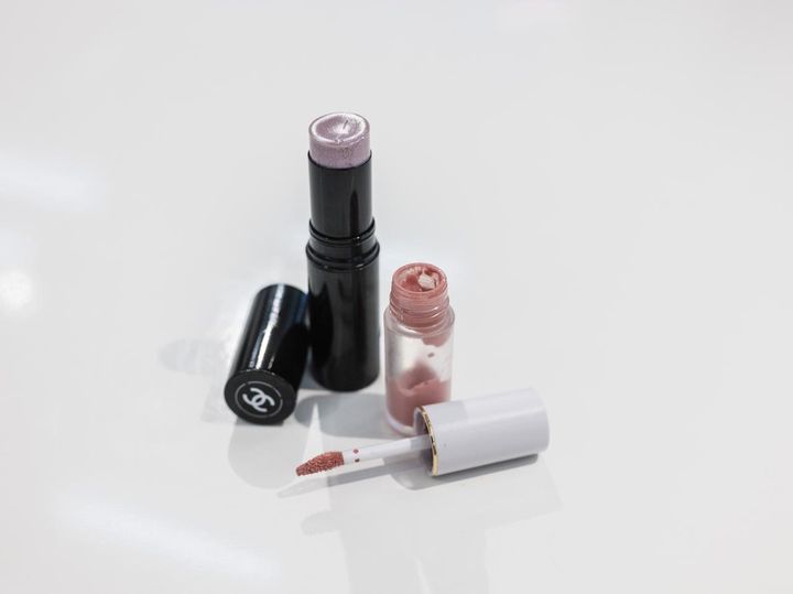 画像: 左から「シャネル ボーム エサンシエル リラ」、「トーン ペタル リキッド リップ アンド チーク 03」／ともに本人私物 出典：ftn