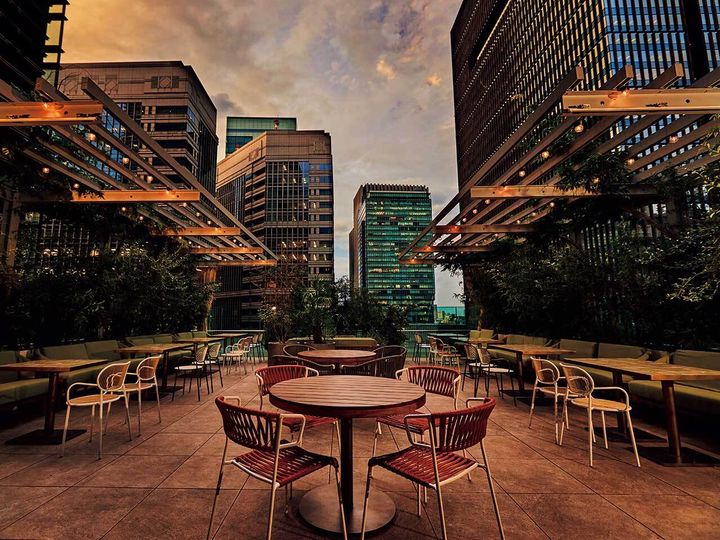 大手町『THE UPPER』のテラス席