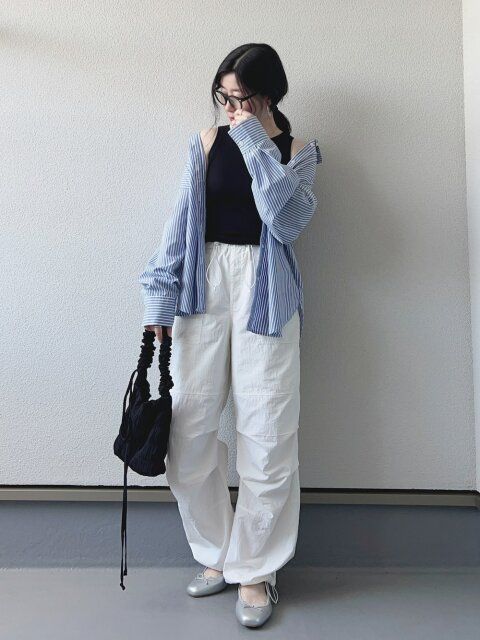 ブルーのストライプシャツのコーデ