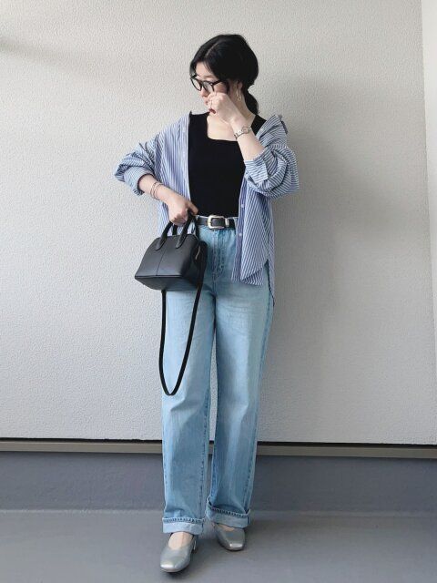 ブルーのストライプシャツのコーデ