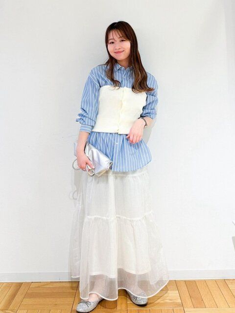 ブルーのストライプシャツのコーデ