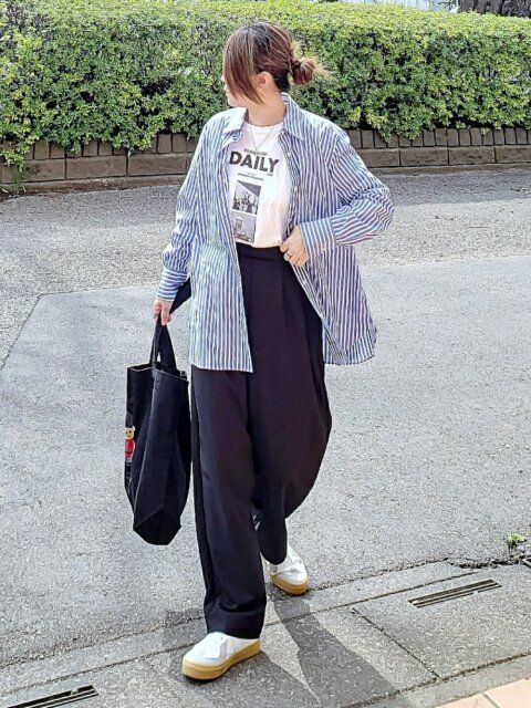 ブルーのストライプシャツのコーデ