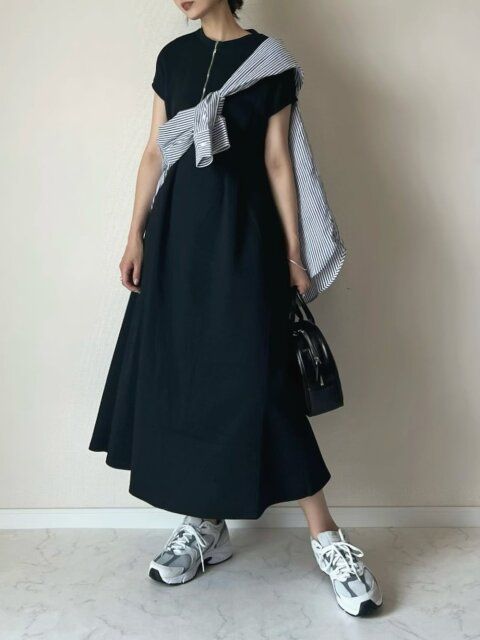 ブルーのストライプシャツのコーデ