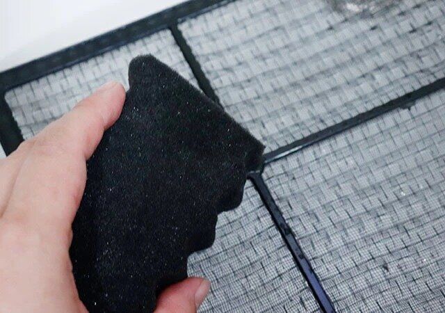 ダイソーのフィルター汚れスッキリスポンジでフィルターを掃除