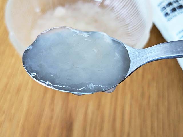 無印良品「肌のことを考えてつくった 白桃ゼリー 乳酸菌入り」をスプーンですくっている様子