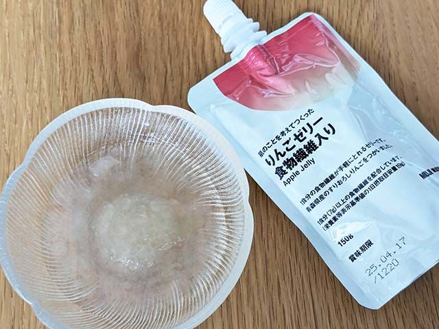 無印良品「肌のことを考えてつくった りんごゼリー 食物繊維入り」のパッケージと、器に入れられたゼリーがテーブルに並んでいる様子