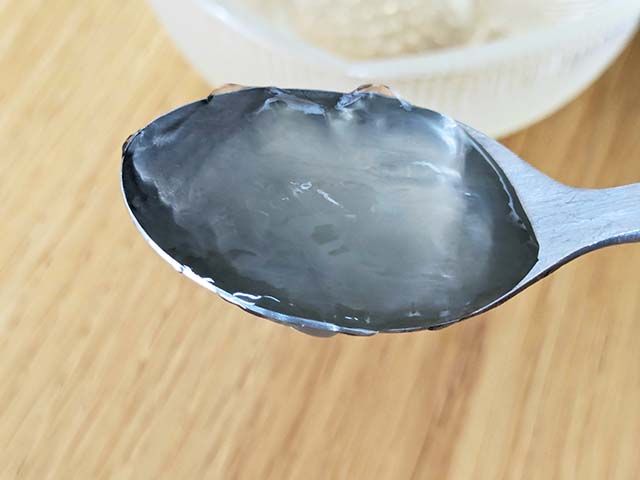 無印良品「肌のことを考えてつくった いよかんゼリー ビタミンＣ入り」をスプーンですくっている様子