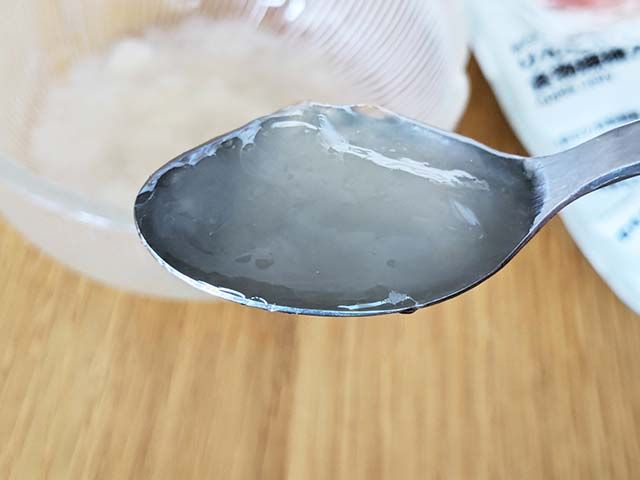 無印良品「肌のことを考えてつくった りんごゼリー 食物繊維入り」をスプーンですくっている様子