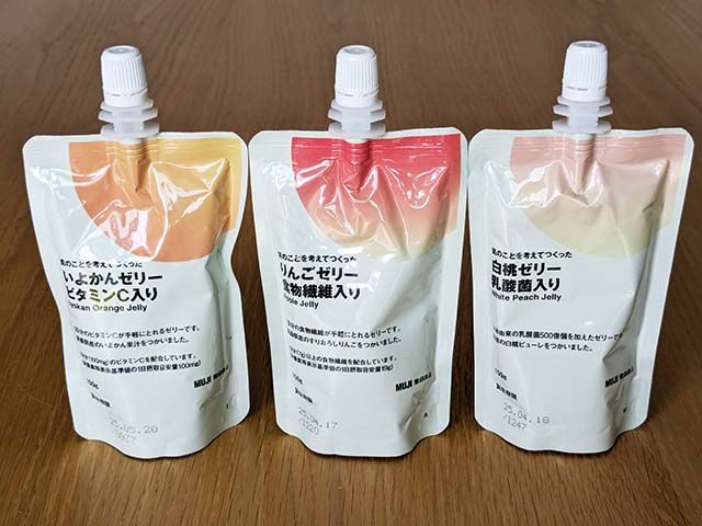 無印良品「肌のことを考えてつくったゼリー」3種がテーブルに並んでいる様子