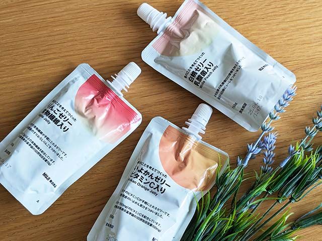 無印良品「肌のことを考えてつくったゼリー」3種がテーブルに置かれている様子