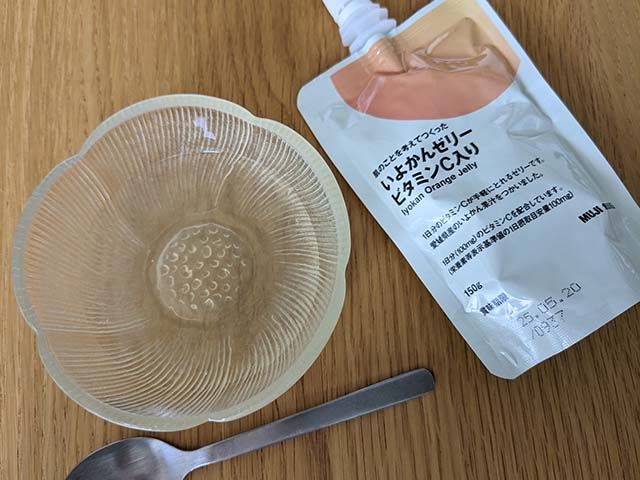 無印良品「肌のことを考えてつくった いよかんゼリー ビタミンＣ入り」のパッケージと、器に入れられたゼリーがテーブルに並んでいる様子