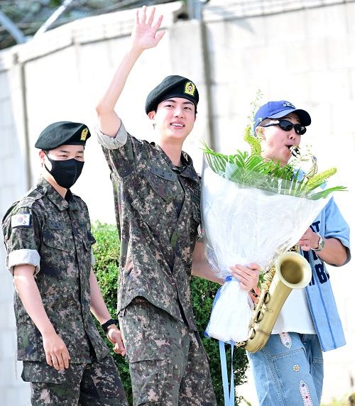 6月12日、除隊したBTS・JIN