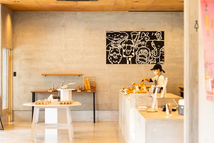 有田焼のうつわと世界のモダンアートと焼き立てパンが楽しめる「bakery and art cafe lier」