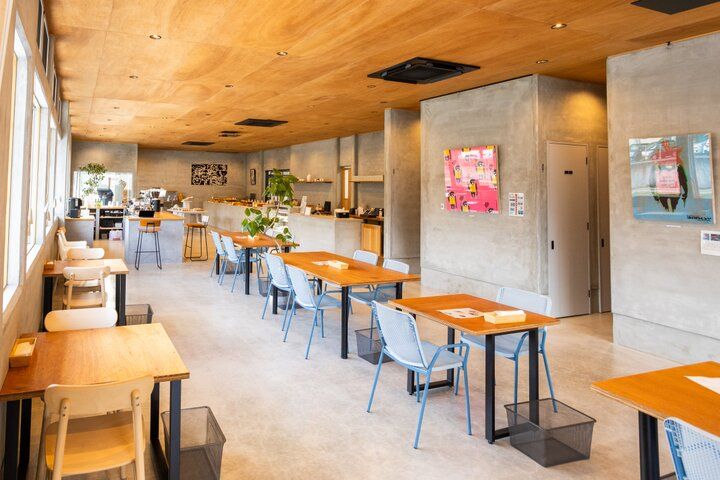 有田焼のうつわと世界のモダンアートと焼き立てパンが楽しめる「bakery and art cafe lier」